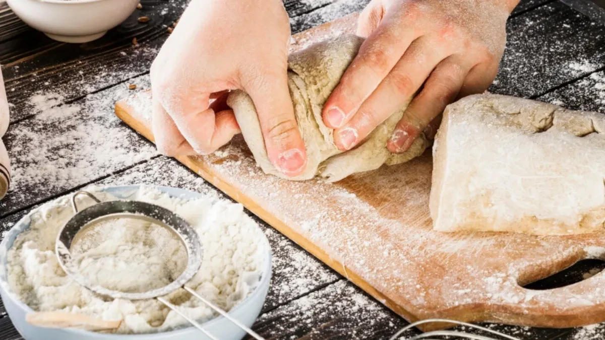 Godinama prosijavate brašno pogrešno: Poznati pekar tvrdi da je ovaj korak nepotreban 
