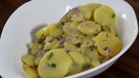 Gotova za tren: Bavarska kremasta salata sa mladim krompirom
