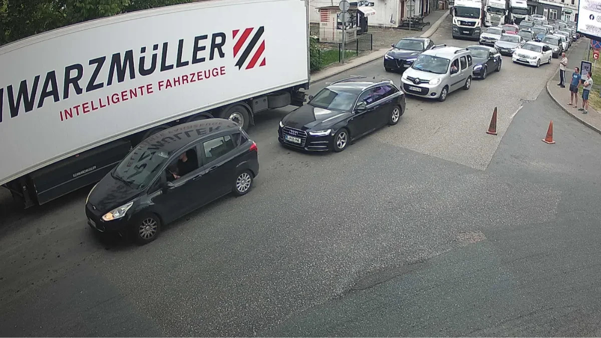 Kolone vozila čekaju na prelazak granice