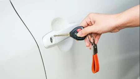 Zaključali ste bravu na automobilu, evo trika koji može otvoriti vrata za minut