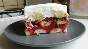 Brzi i kremasti kolač sa jagodama i piškotama: Ne uključuju se ni rerna, ni ringla