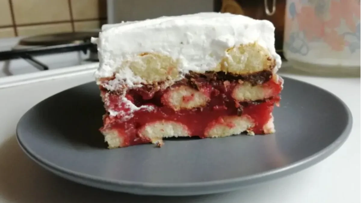 Brzi i kremasti kolač sa jagodama i piškotama: Ne uključuju se ni rerna, ni ringla
