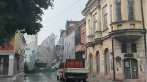 Olujno nevrijeme napravilo haos širom Srpske: Vjetar u Prijedoru srušio skelu (FOTO/VIDEO)