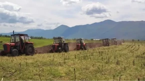 Bišćani komšiji uzorali 15 hektara za dan: Došli s 20 traktora, ni za gorivo nisu htjeli uzeti (VIDEO)
