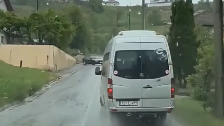 Roditelji zabrinuti: Kombi sa ozbiljnim kvarom vozi djecu u školu (VIDEO)