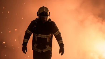 Kamera snimila herojski čin: Policajac uletio u plamen i iznio djevojčicu iz pakla (VIDEO)