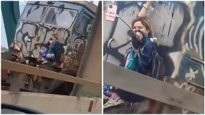 Zastrašujući snimak iz Srbije: Djevojka se jednom rukom drži za voz, drugom se snima