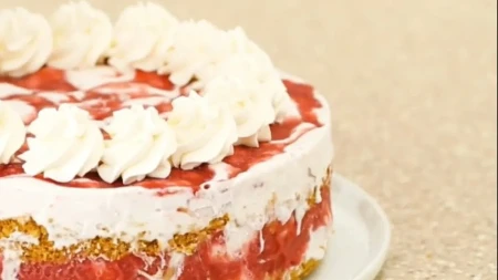 Desert bez pečenja: Osvježavajući sladoled kolač sa jagodama 