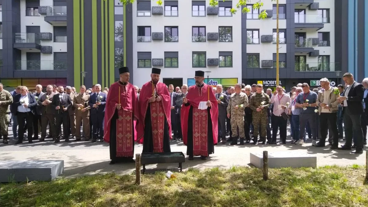 Sjećanje na Tuzlansku kolonu: Tamjan, ruže i voštanice za mučki ubijena 54 mladića (FOTO)