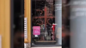 Potporivali nacionalnu mržnju: Obrisani grafiti na srpskim firmama u Sarajevu