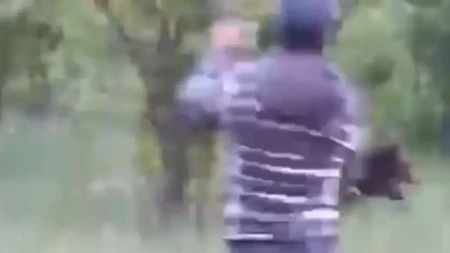 Hrabrost ili ludost: Rumun sa lopatom ganjao i tjerao medvjeda (VIDEO)