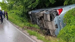 Saobraćajna nesreća kod Šamca: Auto smrskan, autobus prevrnut (FOTO)