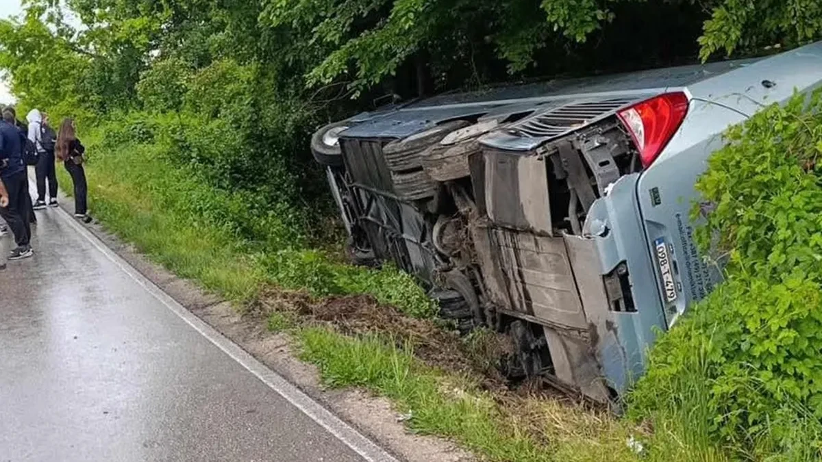 Saobraćajna nesreća kod Šamca: Auto smrskan, autobus prevrnut (FOTO)