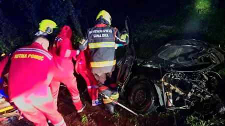 Drama kod Banjaluke: Automobil sletio sa puta, jedna osoba povrijeđena