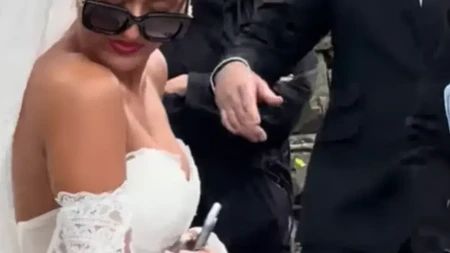 Neobičan običaj na vjenčanju: Mlada umjesto bidermajera nosila telefon (VIDEO)