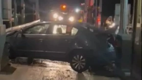 Pijan napravio haos kod Laktaša: Automobilom udario u ogradu, pa se zakucao u naplatne kućice (VIDEO)