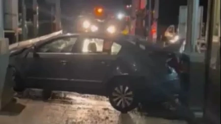 Pijan napravio haos kod Laktaša: Automobilom udario u ogradu, pa se zakucao u naplatne kućice (VIDEO)