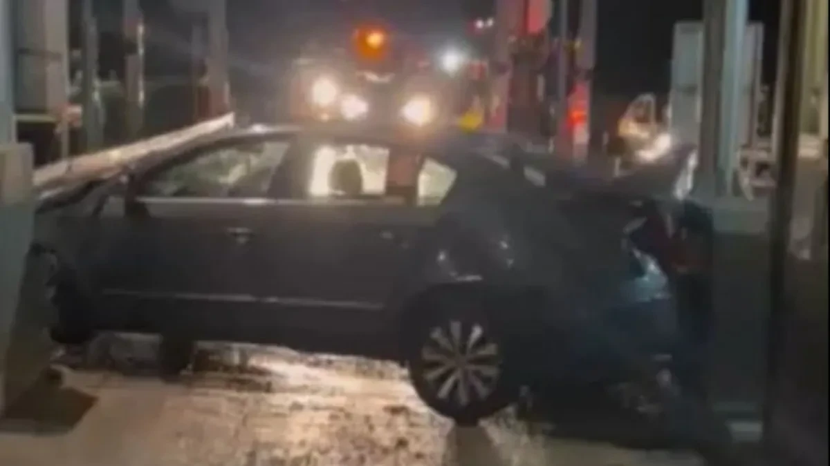 Pijan napravio haos kod Laktaša: Automobilom udario u ogradu, pa se zakucao u naplatne kućice (VIDEO)