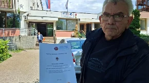 Penzioner ispred Fonda PIO štrajkuje glađu: Penzija mi je nezakonito smanjenja, čekam pravdu 12 godina (FOTO/VIDEO)