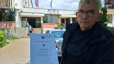 Penzioner ispred Fonda PIO štrajkuje glađu: Penzija mi je nezakonito smanjenja, čekam pravdu 12 godina (FOTO/VIDEO)