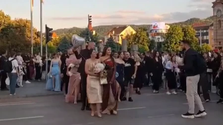 Veče puno emocija u Banjaluci: Maturanti Medicinske škole proslavili kraj školovanja (VIDEO)
