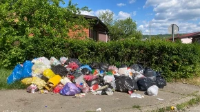 Kritike na račun Gradske uprave: Nagomilano smeće u Lazarevu ogorčilo mještane