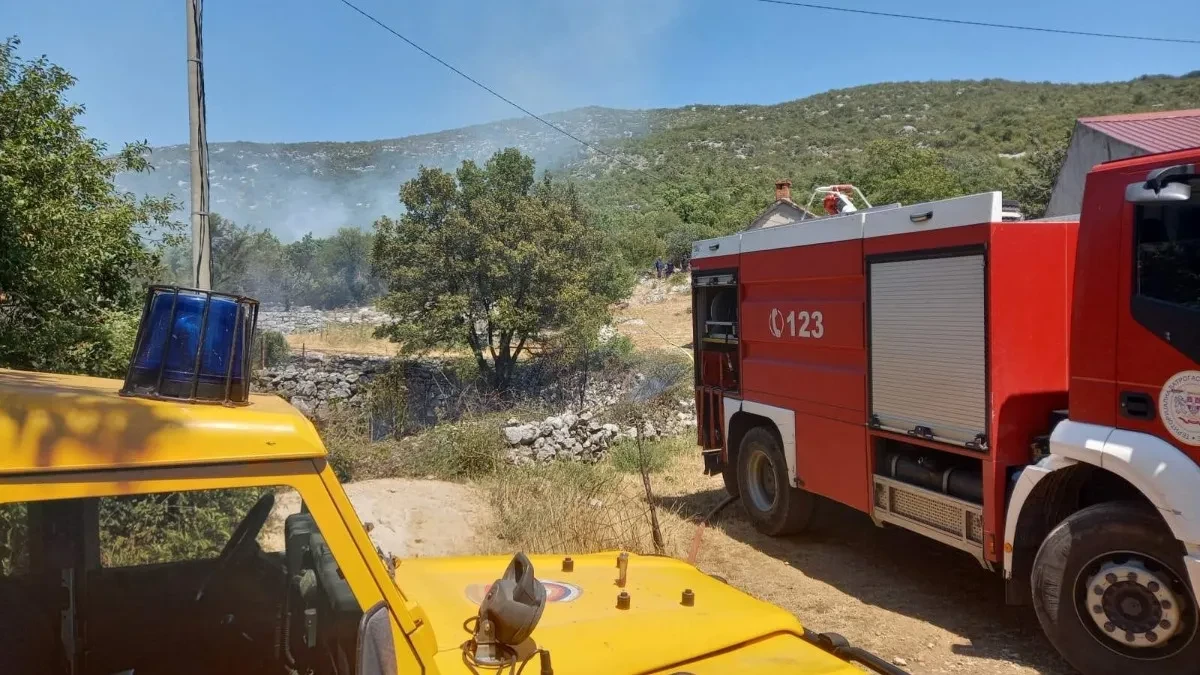 Prvi maj završio požarom: Trebinjskim vatrogascima pune ruke posla (VIDEO)