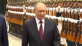 Svi gledaju kako Putin hoda: Zbog jedne stvari ponovo krenule teorije o zdravlju ruskog predsjednika (VIDEO)