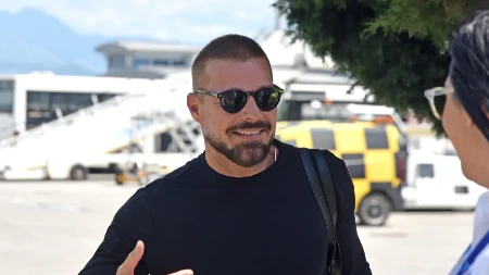 Riki Martin sletio na podgorički aerodrom