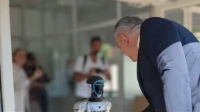 Budućnost dočekala Minića: Ruka ruku mije, robot "obadvije" (VIDEO)