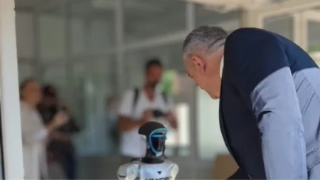 Budućnost dočekala Minića: Ruka ruku mije, robot "obadvije" (VIDEO)