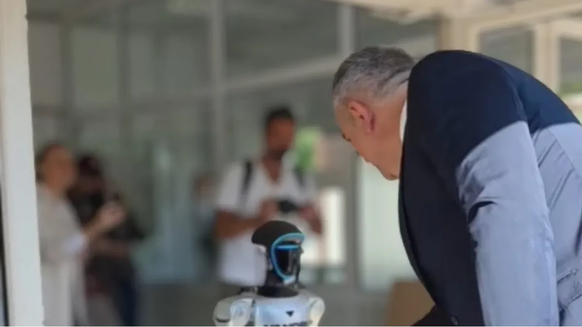 Budućnost dočekala Minića: Ruka ruku mije, robot "obadvije" (VIDEO)