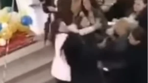 Šokantan snimak iz Cazina: Majke se potukle na maturskoj večeri (VIDEO)