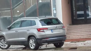 Nevrijeme u Banjaluci: Parkirao na trotoaru pa ostao bez šajbe i krova (FOTO/VIDEO)