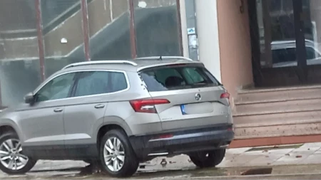 Nevrijeme u Banjaluci: Parkirao na trotoaru pa ostao bez šajbe i krova (FOTO/VIDEO)