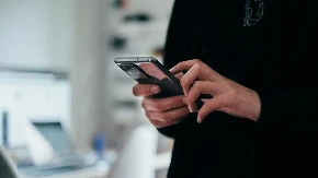 Mobilni telefon na noćnom stočiću: Zašto stručnjaci savjetuju da ga sklonite od kreveta