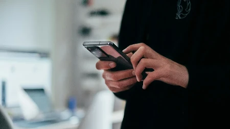 Mobilni telefon na noćnom stočiću: Zašto stručnjaci savjetuju da ga sklonite od kreveta