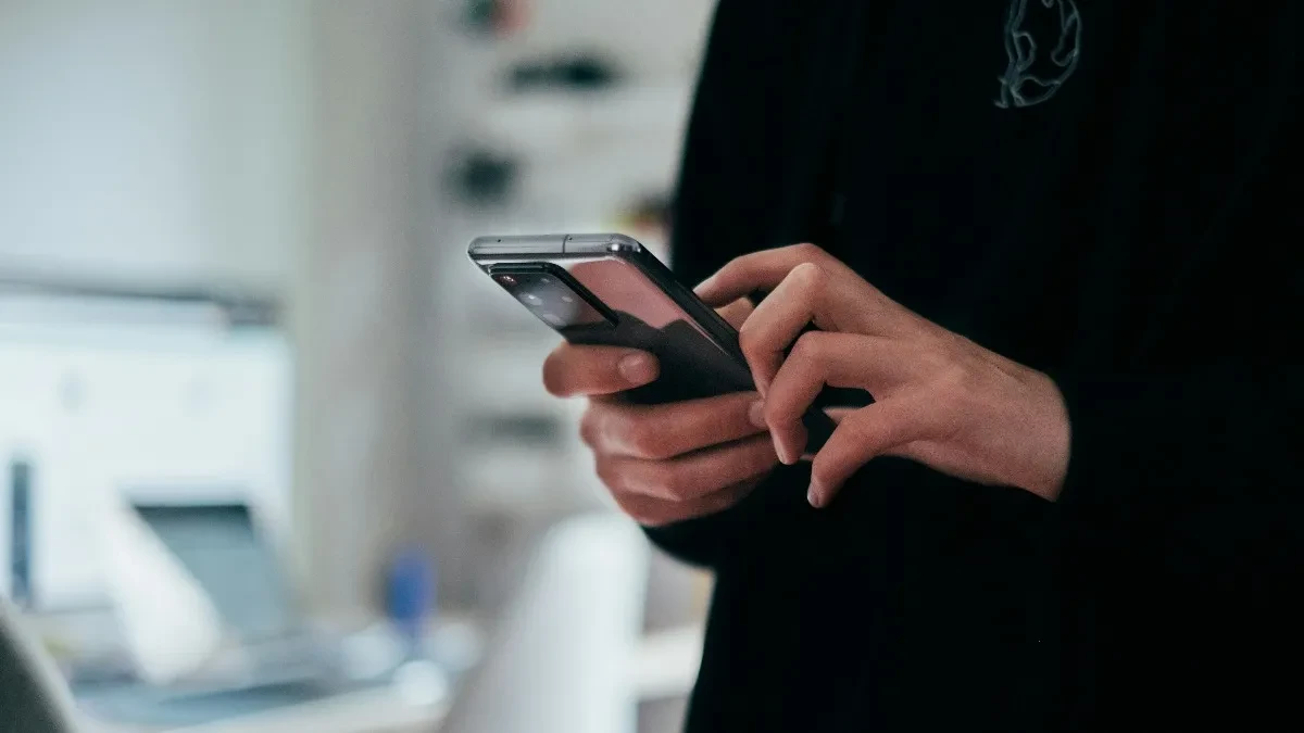 Mobilni telefon na noćnom stočiću: Zašto stručnjaci savjetuju da ga sklonite od kreveta