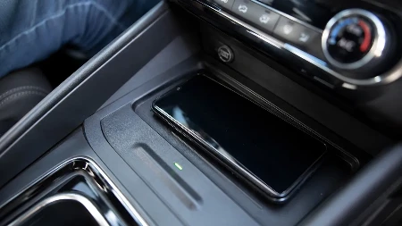 Stručnjaci upozoravaju: Ova funkcija u automobilu može uništiti bateriju telefona