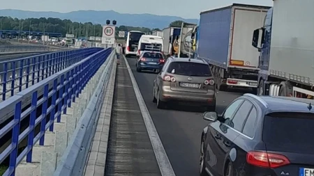 Kilometarske kolone na granici: Kamiondžije čekaju vise od pola dana na prelazu u Gradišci