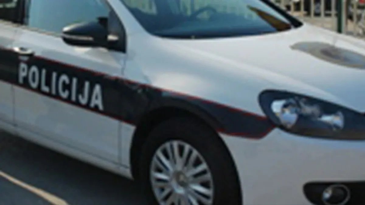Smrskan automobil u sudaru sa kamionom kod Konjica