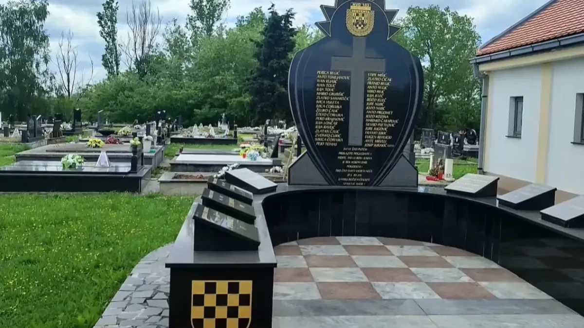 Uklonjen spomenik sa ustaškim simbolom u Modranu kod Dervente (FOTO)