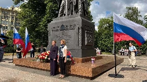 Položeno cvijeće na spomenik Svetim Ćirililu i Metodiju u Moskvi