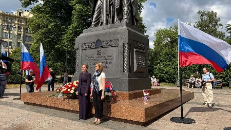 Položeno cvijeće na spomenik Svetim Ćirililu i Metodiju u Moskvi