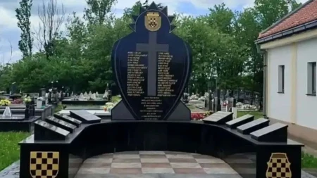 Uklonjen spomenik sa ustaškim simbolima na Modranu
