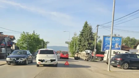 Teža nezgoda u banjalučkom naselju, automobil prevrnut