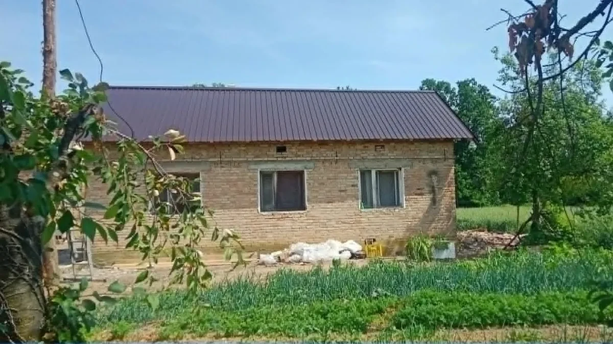 Prelijepa priča iz Kozinaca: Branku i Mari komšije popravile krov na koji je palo drvo tokom nevremena