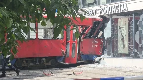 Detalji drame u Beogradu: Šutirali prozore i vrata tramvaja da izađu, povrijeđena i djeca (FOTO/VIDEO)