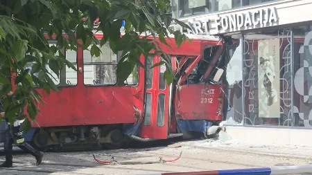 Detalji drame u Beogradu: Šutirali prozore i vrata tramvaja da izađu, povrijeđena i djeca (FOTO/VIDEO)