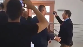 Nastavljen sukob Stevandića i Vukanovića u holu Narodne skupštine RS (VIDEO)